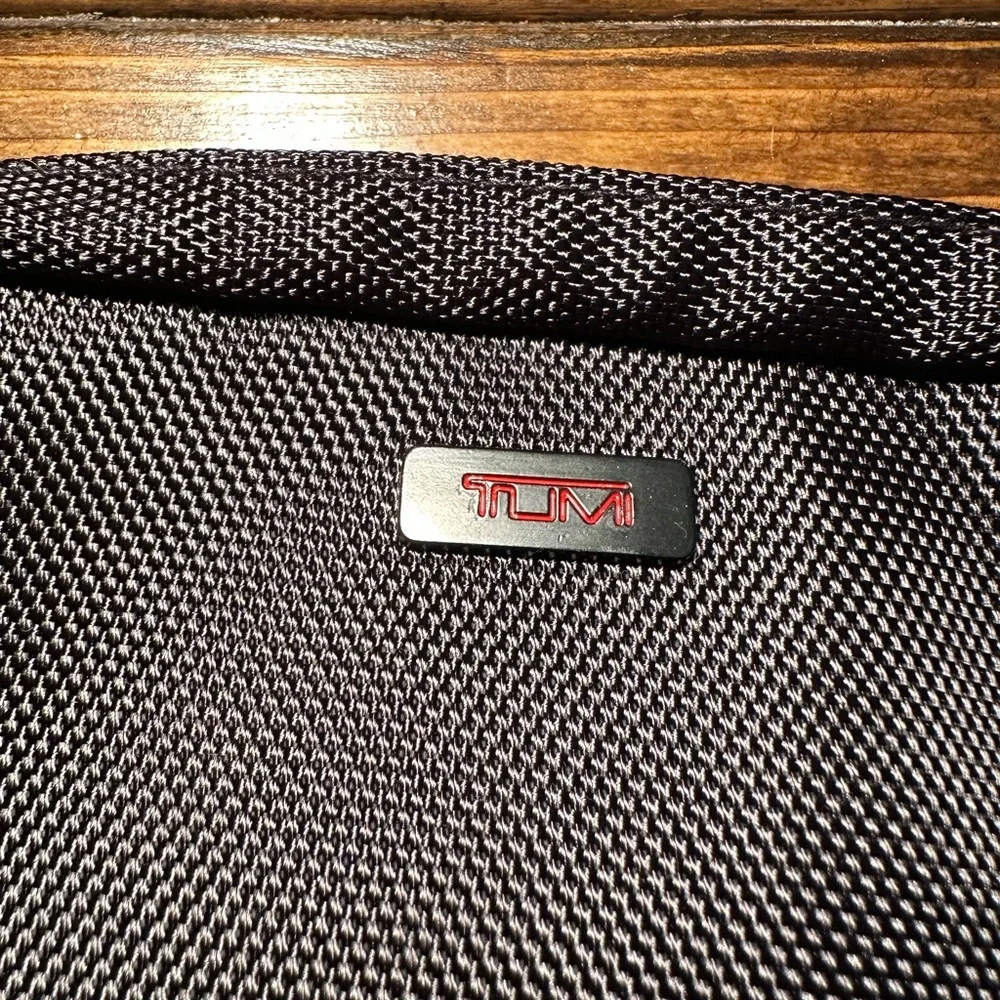 TUMI Alpha MINI CASE Delta AIRLINE First CLASS AMENITY BAG Ballistic Nylon